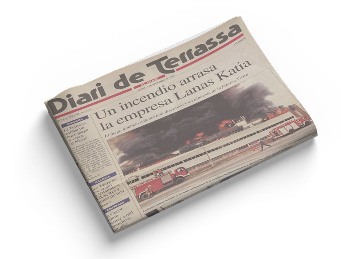 En äldre dagstidning med bild av brand i Katias fabrik.